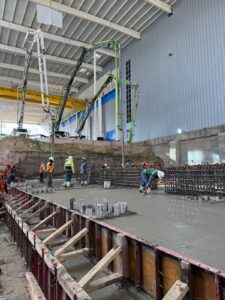 Elige tu servicio de bombeo de concreto: Bomba pluma o estacionaria.