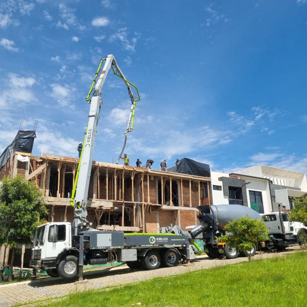 Elige tu servicio de bombeo de concreto: Bomba pluma o estacionaria.
